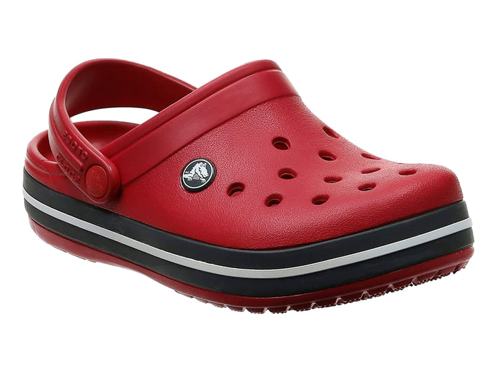 Zueco Crocs Crocband color rojo con franja lateral negra y blanca.