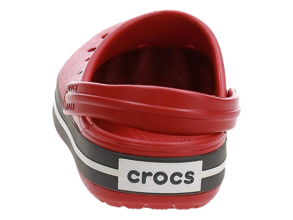 Zueco Crocs Crocband color rojo con franja lateral negra y blanca.