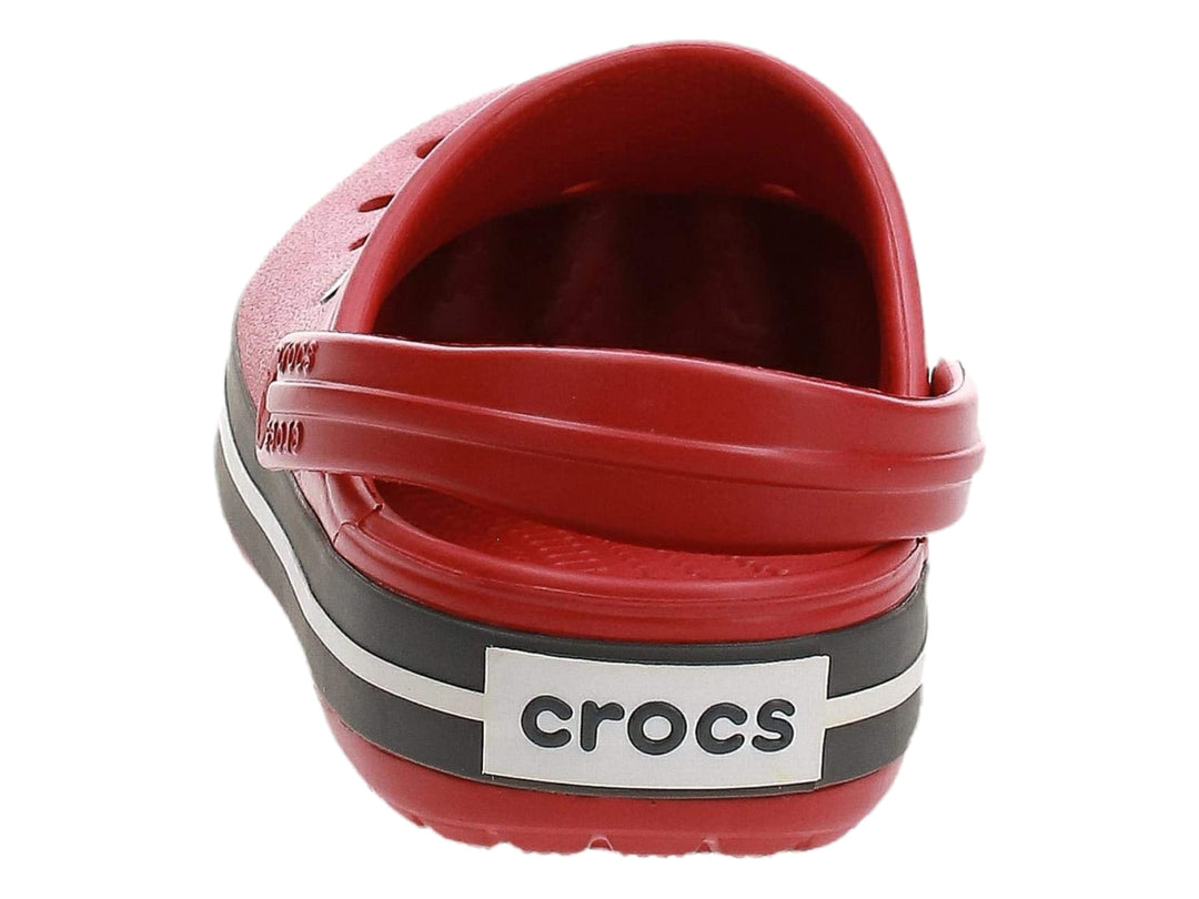 Zueco Crocs Crocband color rojo con franja lateral negra y blanca.