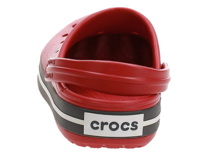Zueco Crocs Crocband color rojo con franja lateral negra y blanca.