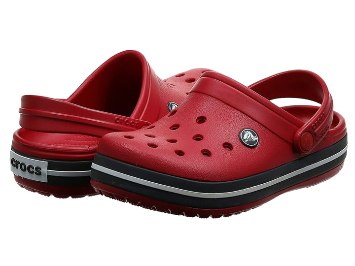 Zueco Crocs Crocband color rojo con franja lateral negra y blanca.