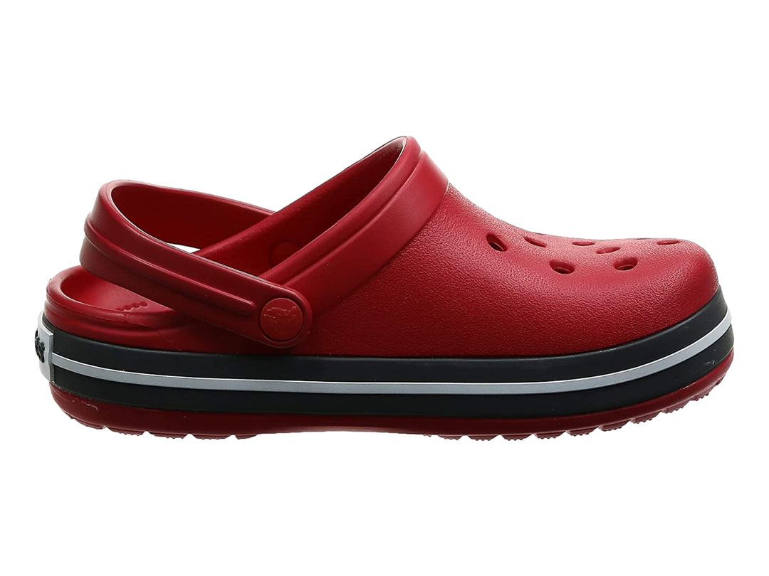 Zueco Crocs Crocband color rojo con franja lateral negra y blanca.