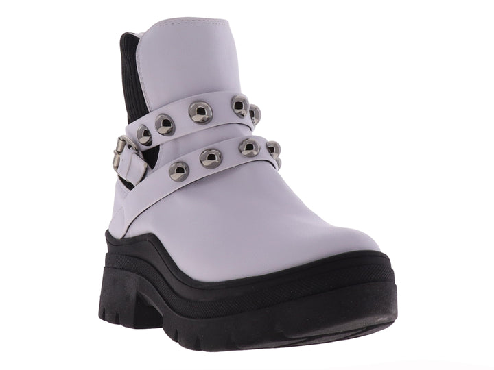 Bota blanca de cuero con suela gruesa negra y correas con estoperoles plateados.