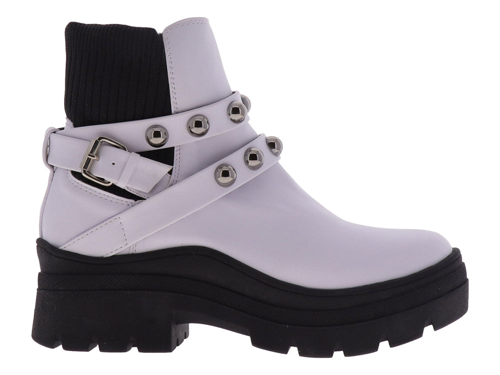 Bota blanca de cuero con suela gruesa negra y correas con estoperoles plateados.
