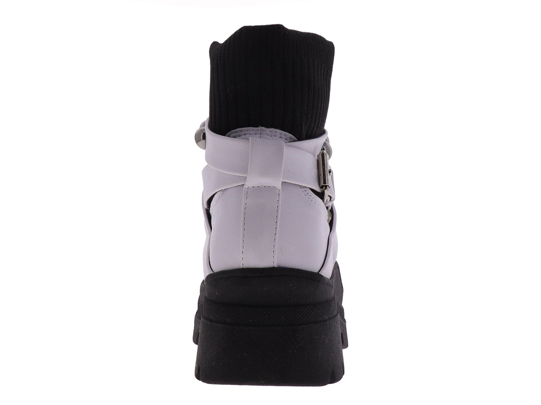 Bota blanca de cuero con suela gruesa negra y correas con estoperoles plateados.