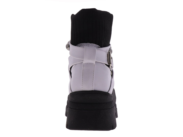 Bota blanca de cuero con suela gruesa negra y correas con estoperoles plateados.
