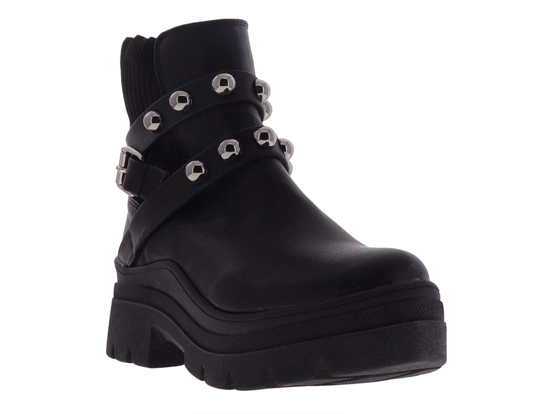 Bota negra de cuero con plataforma gruesa y correas decoradas con remaches plateados.