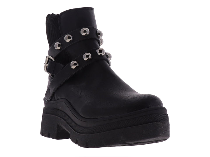 Bota negra de cuero con plataforma gruesa y correas decoradas con remaches plateados.
