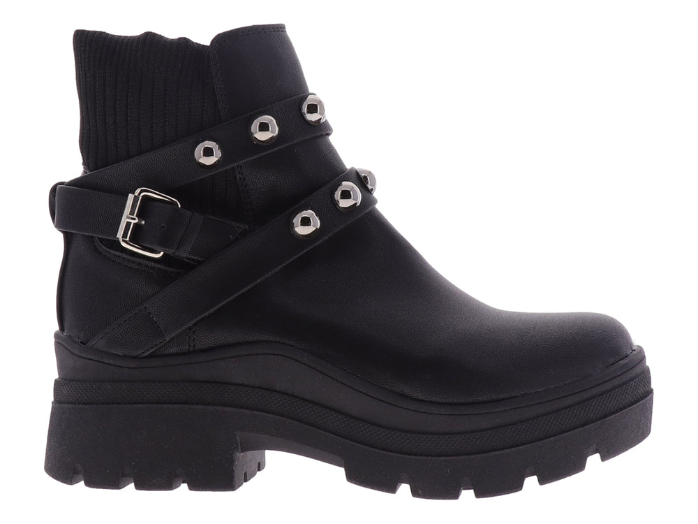 Bota negra de cuero con plataforma gruesa y correas decoradas con remaches plateados.