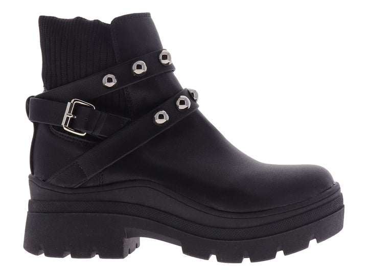 Bota negra de cuero con plataforma gruesa y correas decoradas con remaches plateados.