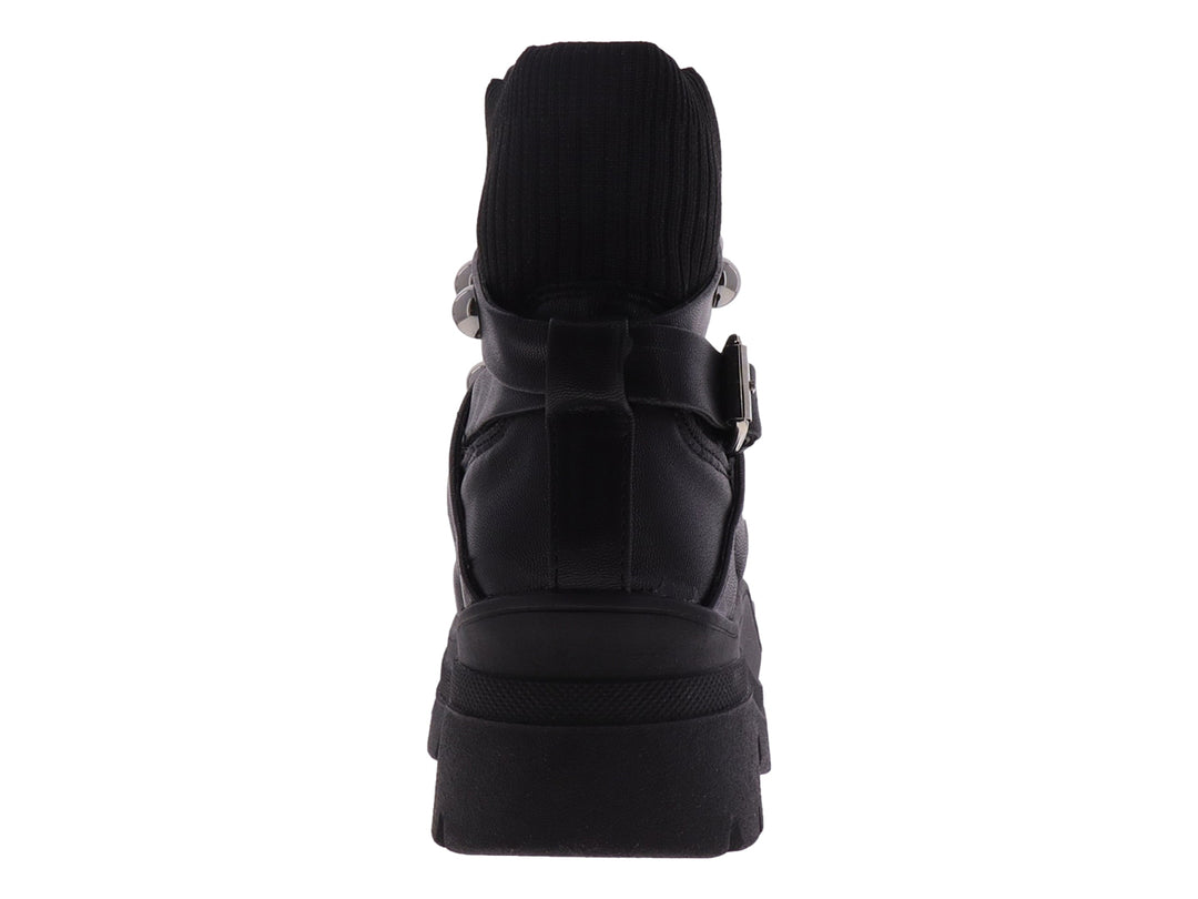Bota negra de cuero con plataforma gruesa y correas decoradas con remaches plateados.