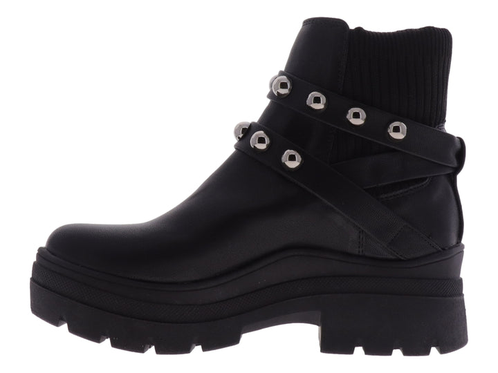 Bota negra de cuero con plataforma gruesa y correas decoradas con remaches plateados.