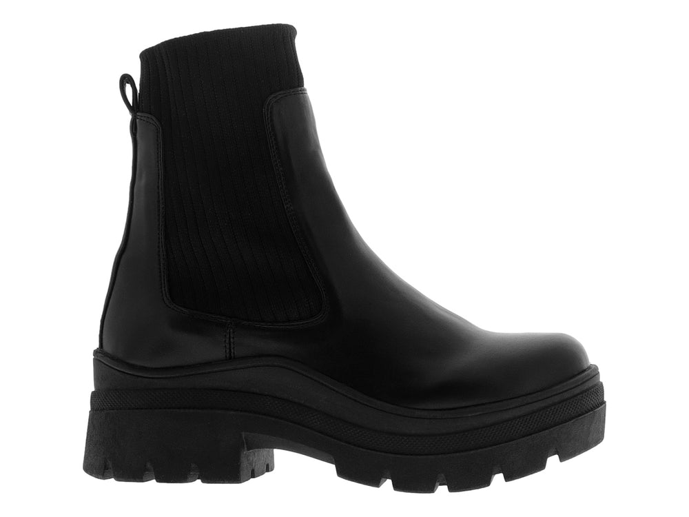 Bota negra de mujer con suela gruesa tipo track y panel elástico lateral.