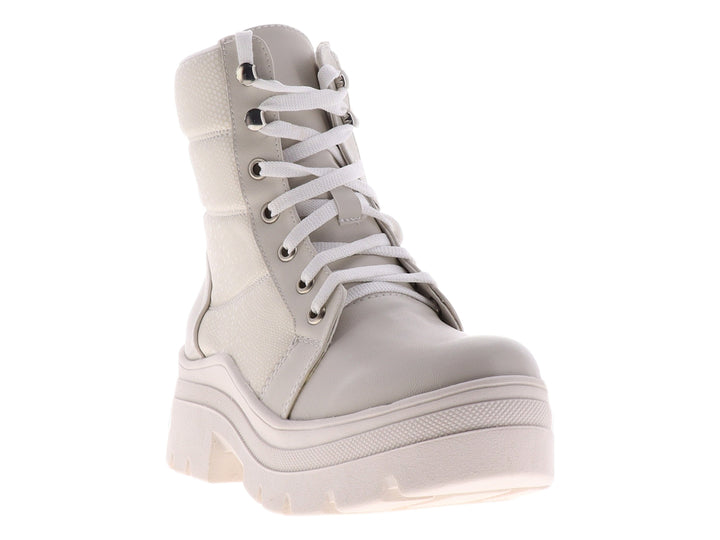 Bota beige de plataforma con cordones blancos y suela gruesa.