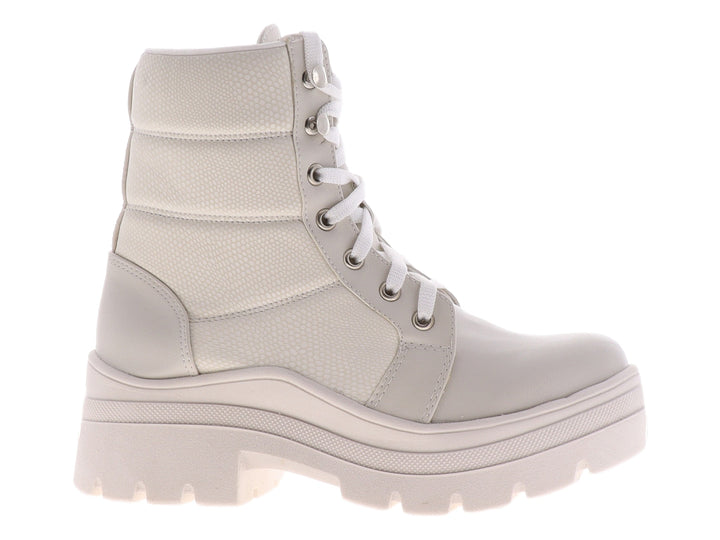 Bota beige de plataforma con cordones blancos y suela gruesa.