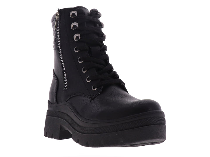 Bota negra de cuero con suela de plataforma, agujetas y cierre lateral.