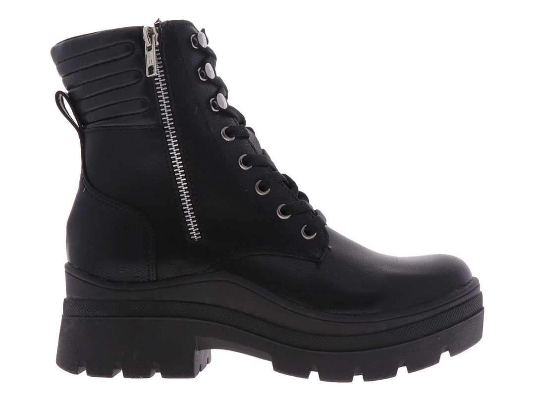 Bota negra de cuero con suela de plataforma, agujetas y cierre lateral.