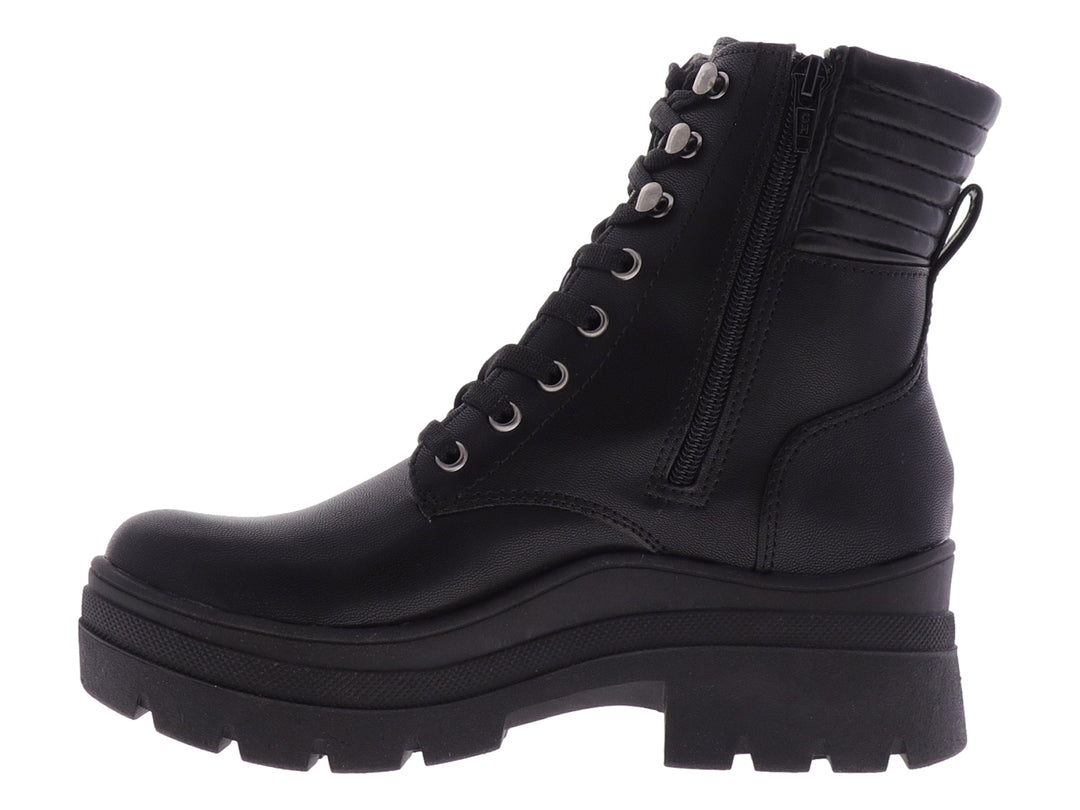 Bota negra de cuero con suela de plataforma, agujetas y cierre lateral.