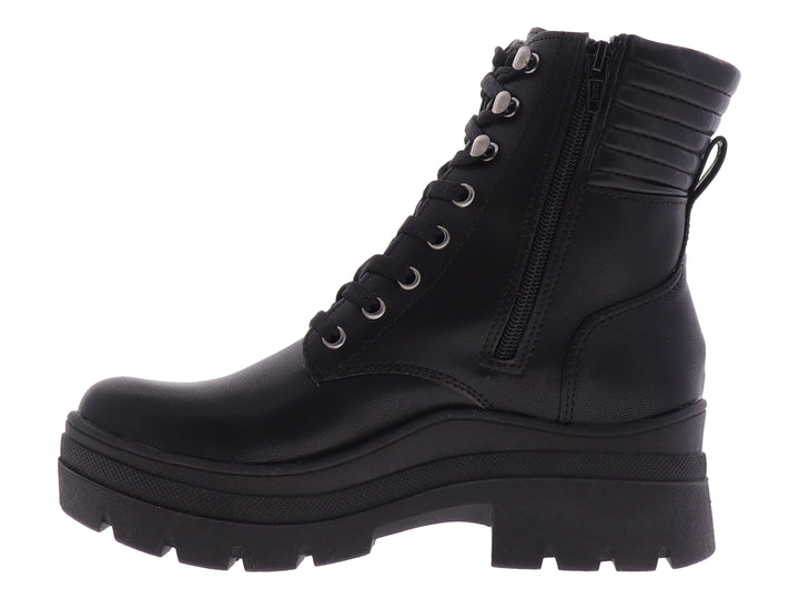 Bota negra de cuero con suela de plataforma, agujetas y cierre lateral.