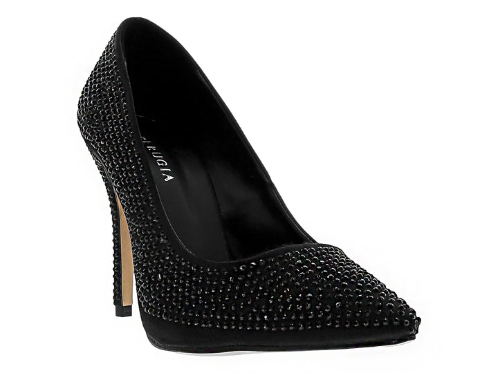 Zapato de tacón alto color negro con detalles de cristales brillantes en toda la superficie.
