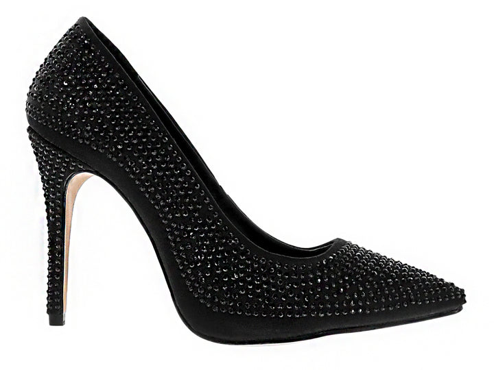 Zapato de tacón alto color negro con detalles de cristales brillantes en toda la superficie.