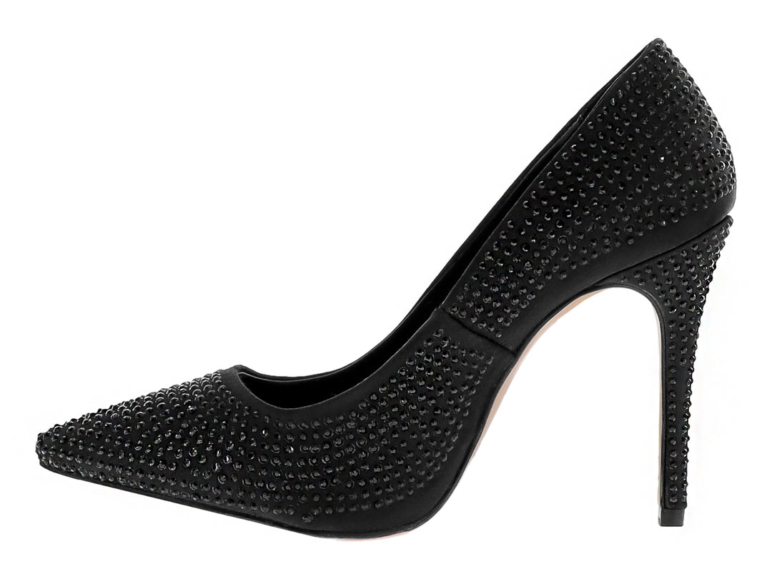 Zapato de tacón alto color negro con detalles de cristales brillantes en toda la superficie.