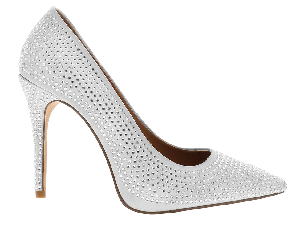 Zapato de tacón alto color plata decorado con cristales brillantes en toda la superficie.