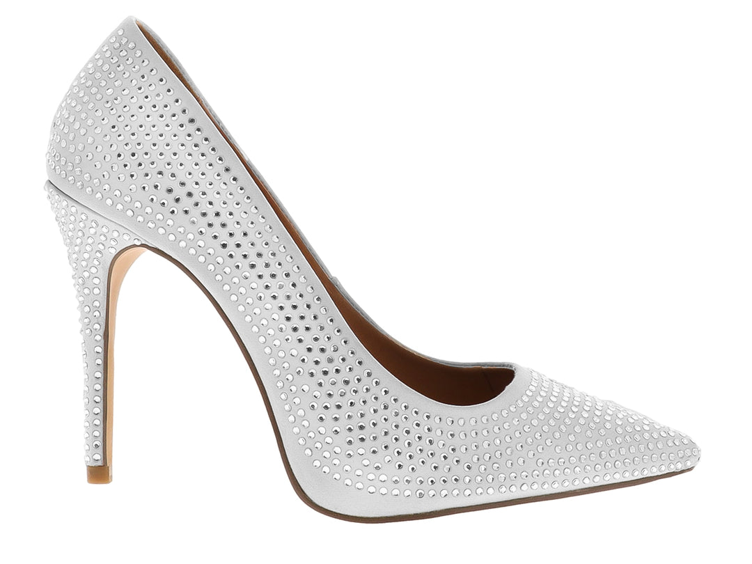 Zapato de tacón alto color plata decorado con cristales brillantes en toda la superficie.