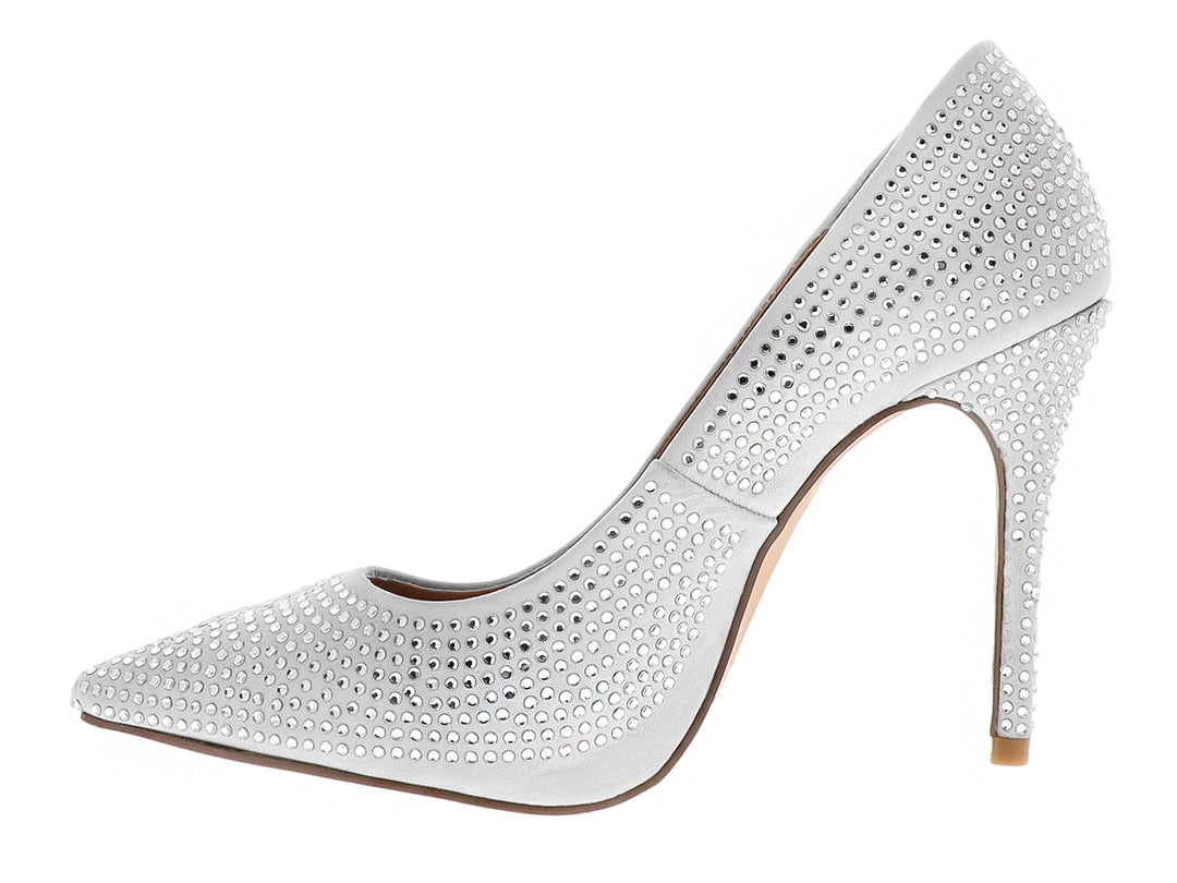 Zapato de tacón alto color plata decorado con cristales brillantes en toda la superficie.