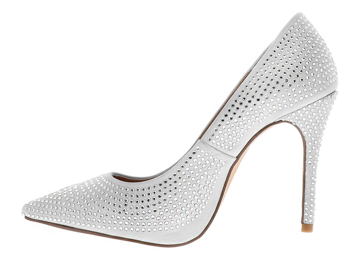 Zapato de tacón alto color plata decorado con cristales brillantes en toda la superficie.