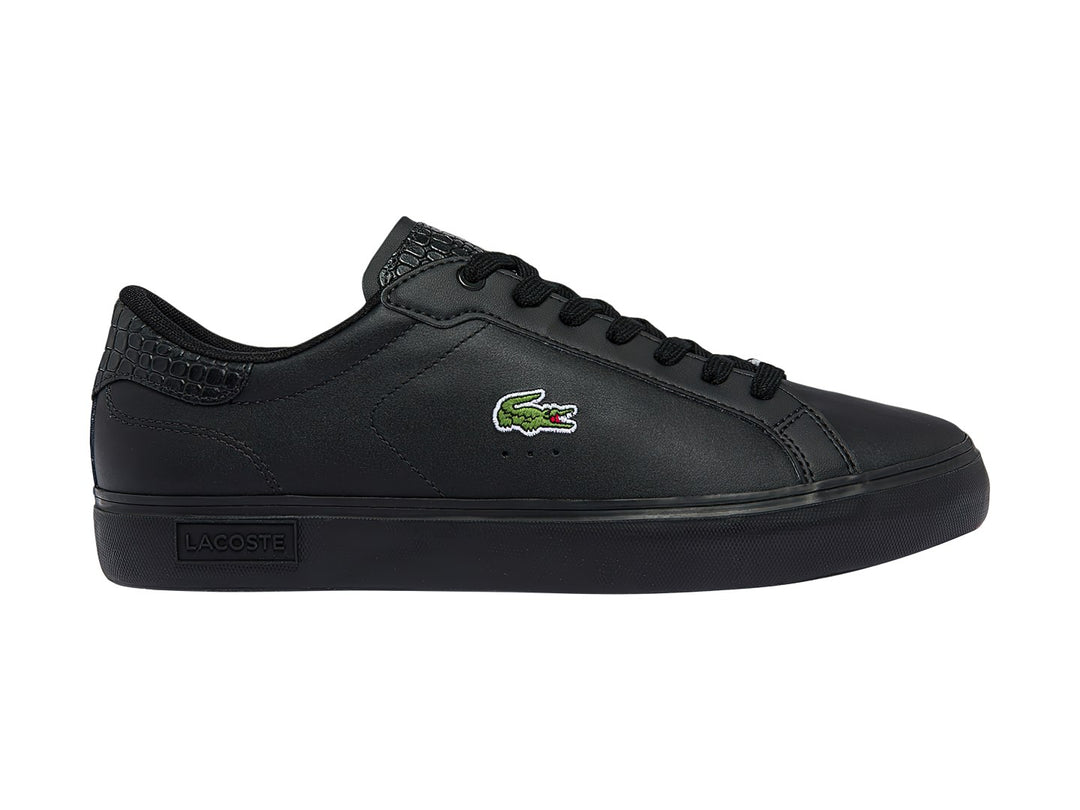 Tenis deportivos Lacoste Powercourt en color negro total con logotipo del cocodrilo en el lateral.