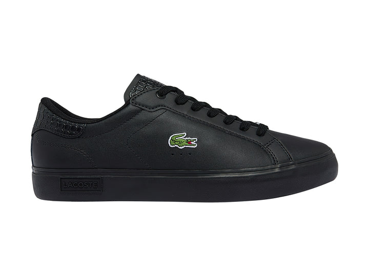 Tenis deportivos Lacoste Powercourt en color negro total con logotipo del cocodrilo en el lateral.