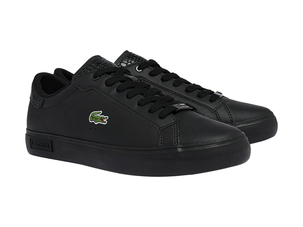 Tenis deportivos Lacoste Powercourt en color negro total con logotipo del cocodrilo en el lateral.