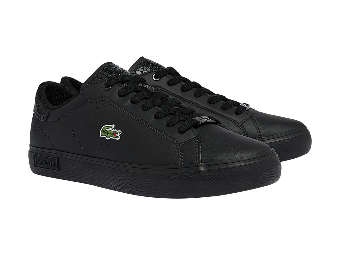 Tenis deportivos Lacoste Powercourt en color negro total con logotipo del cocodrilo en el lateral.