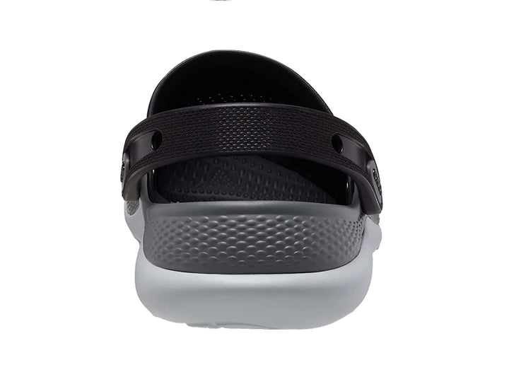 Zueco Crocs LiteRide 360 en color negro con suela gris y correa trasera ajustable.