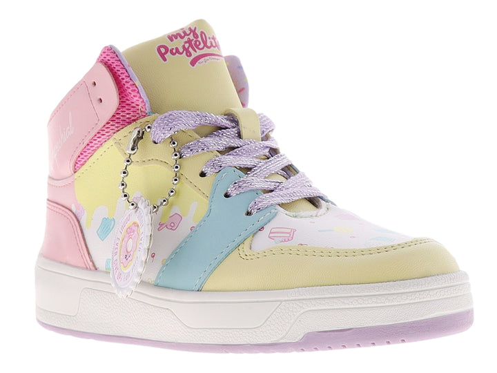 Tenis botín multicolor en tonos pastel con cordones morados y un accesorio colgante.