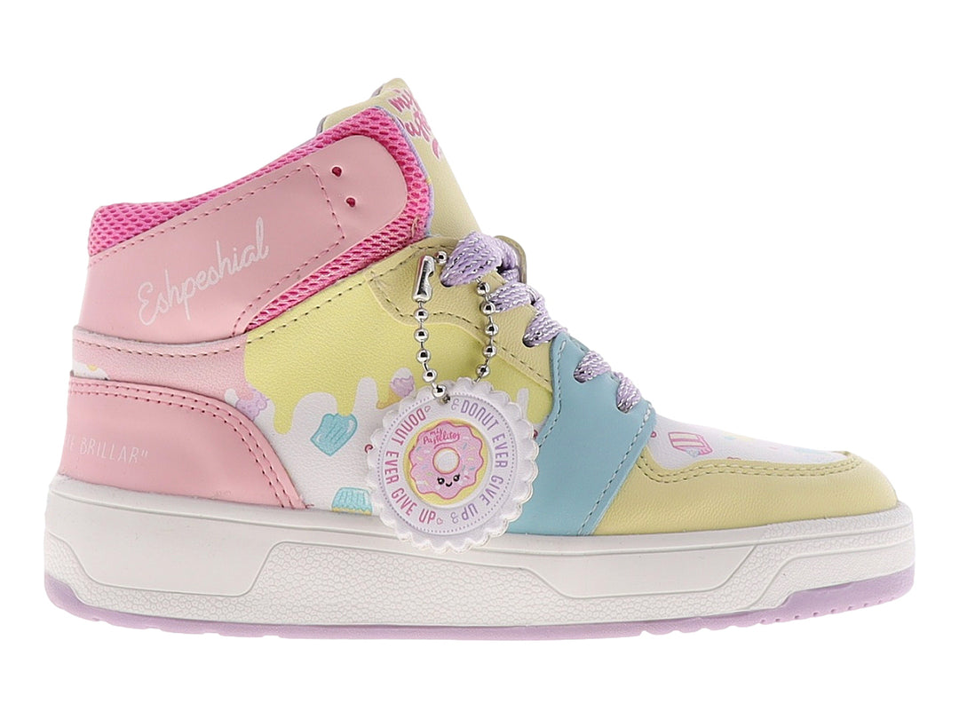 Tenis botín multicolor en tonos pastel con cordones morados y un accesorio colgante.
