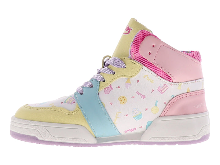 Tenis botín multicolor en tonos pastel con cordones morados y un accesorio colgante.