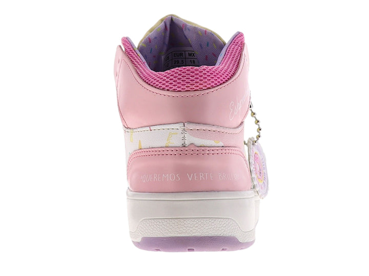 Tenis deportivos infantiles multicolor en tonos pastel con agujetas moradas y un accesorio decorativo colgante.