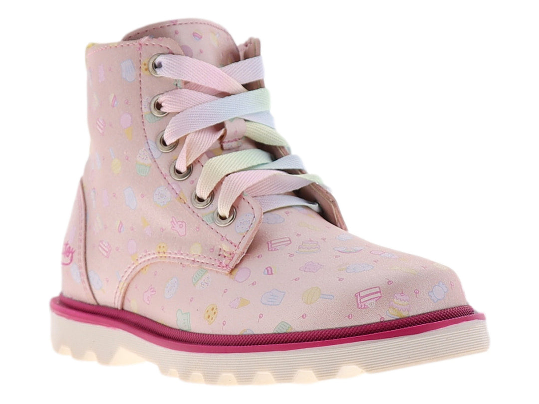 Bota rosa con estampado de dulces y agujetas en tonos pastel.