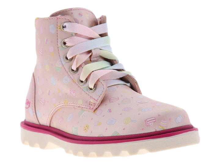 Bota rosa con estampado de dulces y agujetas en tonos pastel.