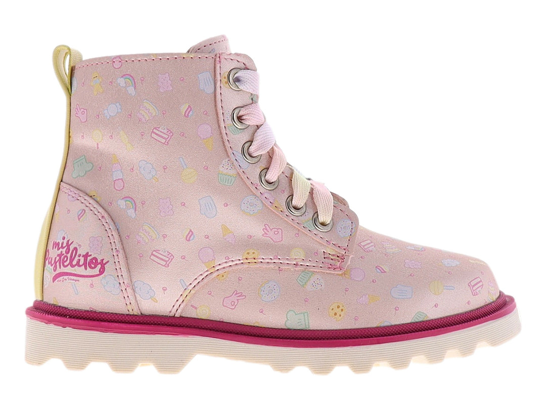 Bota rosa con estampado de dulces y agujetas en tonos pastel.