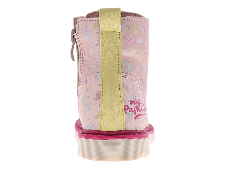 Bota rosa con estampado de dulces y agujetas en tonos pastel.
