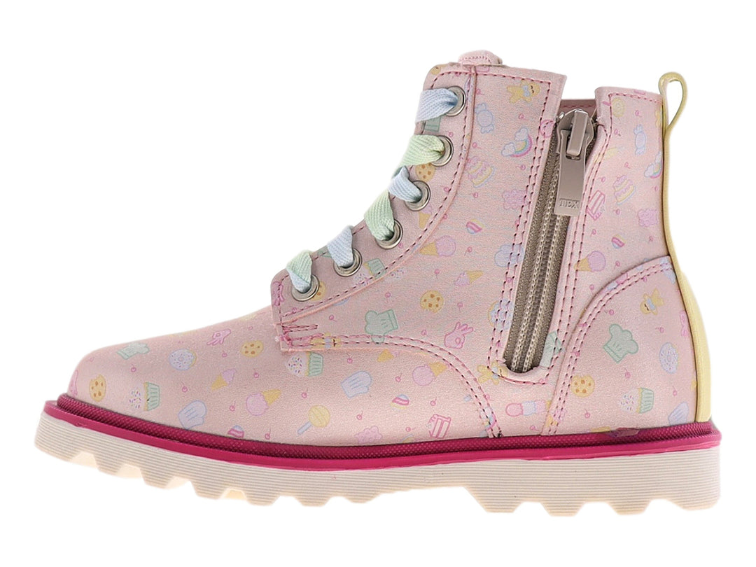 Bota rosa con estampado de dulces y agujetas en tonos pastel.