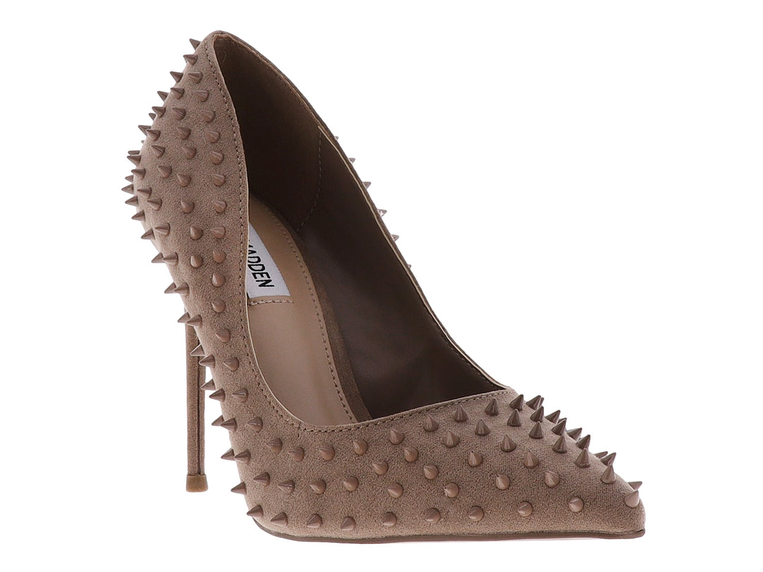 Zapato de tacón aguja color mocha con detalles de estoperoles en toda la superficie.