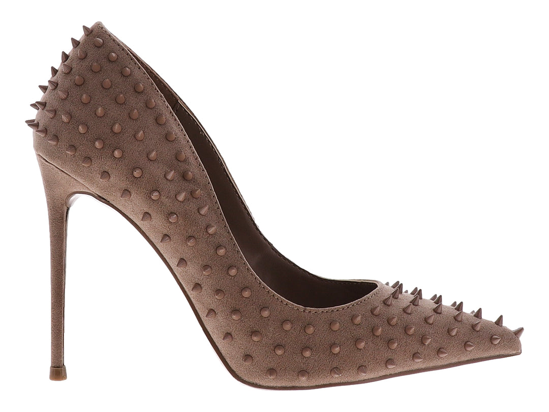 Zapato de tacón aguja color mocha con detalles de estoperoles en toda la superficie.