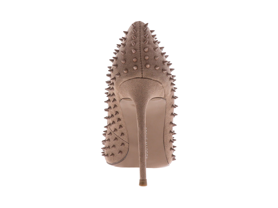 Zapato de tacón aguja color mocha con detalles de estoperoles en toda la superficie.