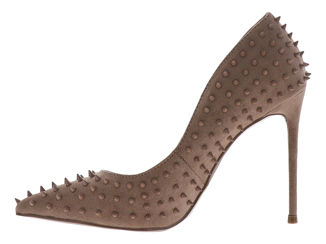 Zapato de tacón aguja color mocha con detalles de estoperoles en toda la superficie.