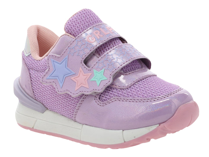 Tenis deportivos infantiles color lila con detalles de estrellas y cierre de velcro.