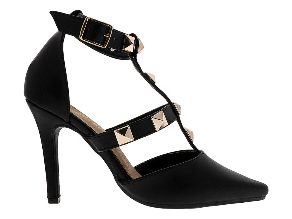 Zapato de tacón alto negro con tiras y remaches dorados, punta fina.